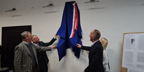 Powiększ grafikę: uroczyste-odsloniecie-tablicy-pamiatkowej-poswieconej-prof-aleksandrowi-potyrale-659503.jpg