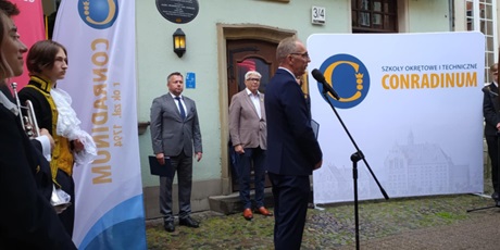 Powiększ grafikę: uroczyste-odsloniecie-tablicy-upamietniajacej-miejsce-jego-zamieszkania-karola-fryderyka-conradiego-629445.jpg