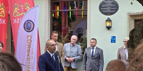Powiększ grafikę: uroczyste-odsloniecie-tablicy-upamietniajacej-miejsce-jego-zamieszkania-karola-fryderyka-conradiego-629454.jpg