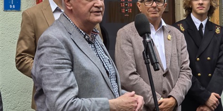 Powiększ grafikę: uroczyste-odsloniecie-tablicy-upamietniajacej-miejsce-jego-zamieszkania-karola-fryderyka-conradiego-629456.jpg