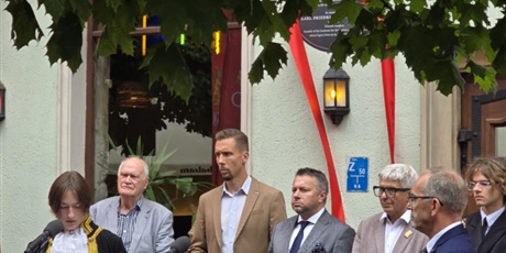 Powiększ grafikę: uroczyste-odsloniecie-tablicy-upamietniajacej-miejsce-jego-zamieszkania-karola-fryderyka-conradiego-629458.jpg