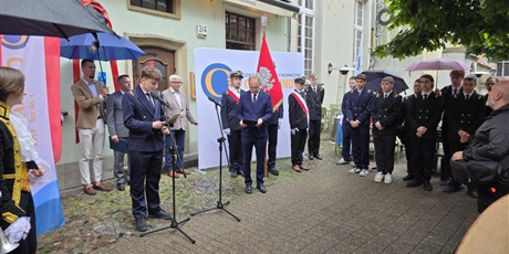 Powiększ grafikę: uroczyste-odsloniecie-tablicy-upamietniajacej-miejsce-jego-zamieszkania-karola-fryderyka-conradiego-629459.jpg