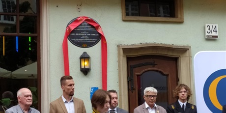 Powiększ grafikę: uroczyste-odsloniecie-tablicy-upamietniajacej-miejsce-jego-zamieszkania-karola-fryderyka-conradiego-629469.jpg