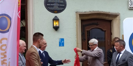 Powiększ grafikę: uroczyste-odsloniecie-tablicy-upamietniajacej-miejsce-jego-zamieszkania-karola-fryderyka-conradiego-629470.jpg