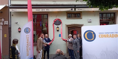 Powiększ grafikę: uroczyste-odsloniecie-tablicy-upamietniajacej-miejsce-jego-zamieszkania-karola-fryderyka-conradiego-629472.jpg