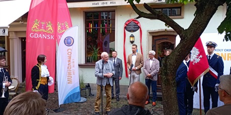 Powiększ grafikę: uroczyste-odsloniecie-tablicy-upamietniajacej-miejsce-jego-zamieszkania-karola-fryderyka-conradiego-629494.jpg