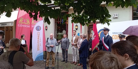 Powiększ grafikę: uroczyste-odsloniecie-tablicy-upamietniajacej-miejsce-jego-zamieszkania-karola-fryderyka-conradiego-629498.jpg