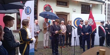 Powiększ grafikę: uroczyste-odsloniecie-tablicy-upamietniajacej-miejsce-jego-zamieszkania-karola-fryderyka-conradiego-629507.jpg