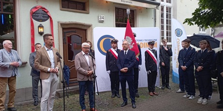 Powiększ grafikę: uroczyste-odsloniecie-tablicy-upamietniajacej-miejsce-jego-zamieszkania-karola-fryderyka-conradiego-629513.jpg