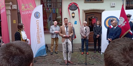 Powiększ grafikę: uroczyste-odsloniecie-tablicy-upamietniajacej-miejsce-jego-zamieszkania-karola-fryderyka-conradiego-629515.jpg