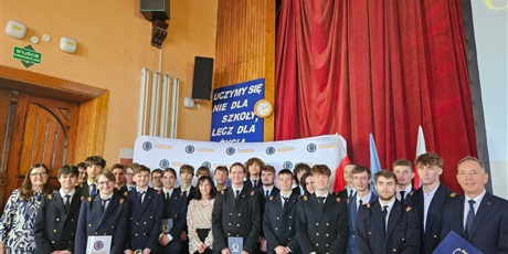 Powiększ grafikę: uroczyste-pozegnanie-maturzystow-2026-689765.jpg