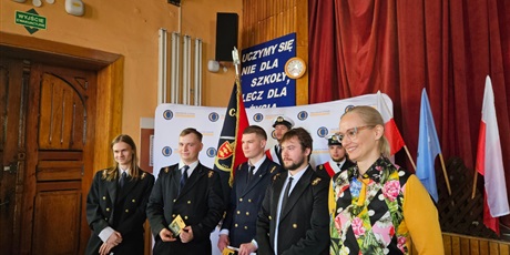 Powiększ grafikę: uroczyste-pozegnanie-maturzystow-2026-689799.jpg