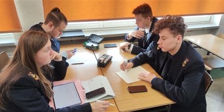 Powiększ grafikę: warsztaty-i-debata-oksfordzka-w-klasie-3a-657909.jpg