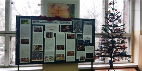 Wystawa Bożonarodzeniowa w czytelni szkolnej.